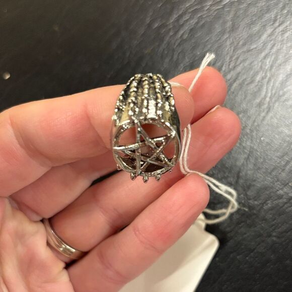 Silver Pentagram Ring with skeleton 💀 hands - Picture 6 of 11